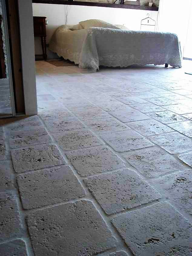 Chambre avec sol en pierre claire