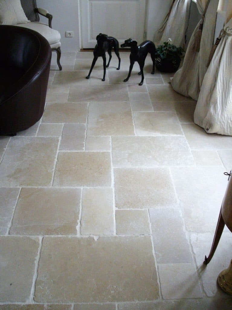 Sol en pierre beige dans salon &eacute;l&eacute;gant