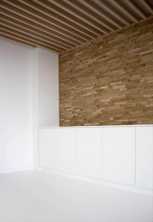 Mur en bois design et meubles blancs modernes