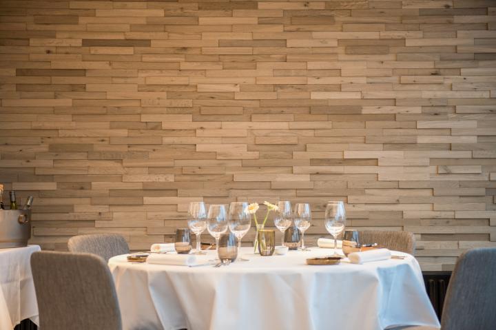 Table &eacute;l&eacute;gante dress&eacute;e dans un restaurant moderne