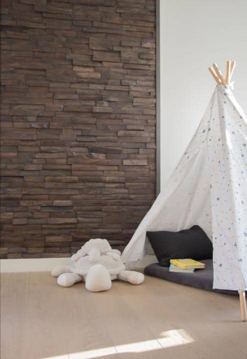 Tente d&rsquo;enfant blanche pr&egrave;s d&rsquo;un mur en bois