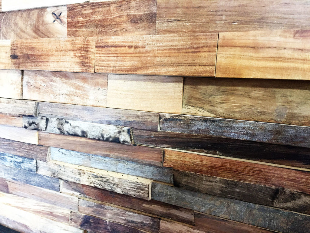 Mur en planches de bois naturel textur&eacute;