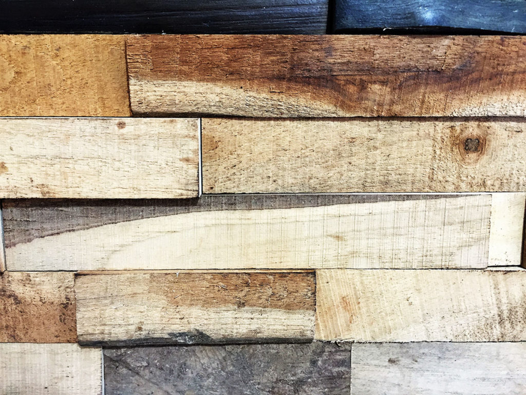 Mur en planches de bois brut assembl&eacute;es