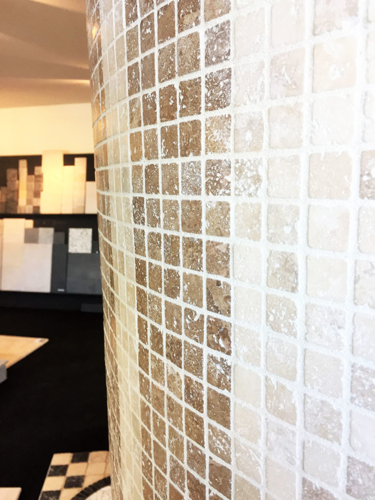 Mosa&iuml;que beige et marron sur mur courb&eacute;