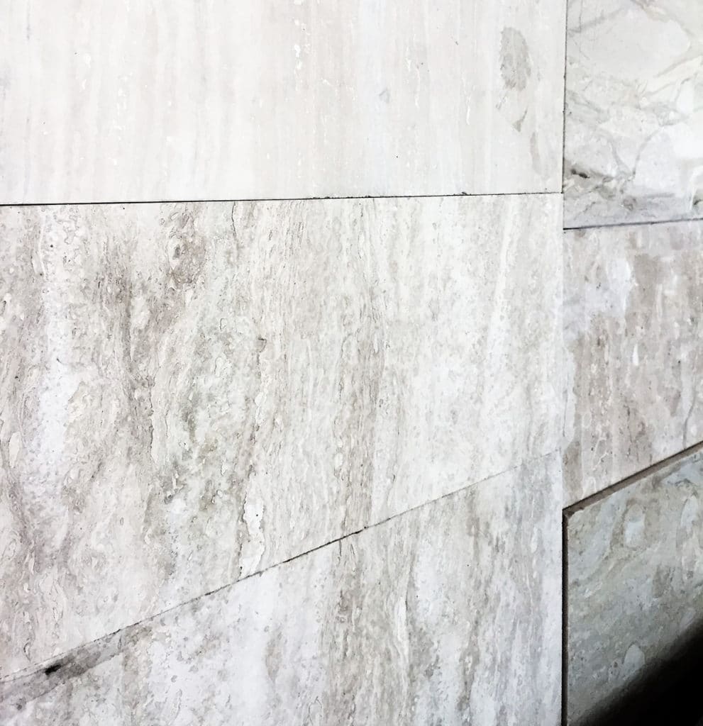 Mur en dalles de marbre beige poli