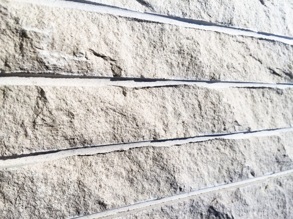 Mur en pierres claires textur&eacute;es horizontales