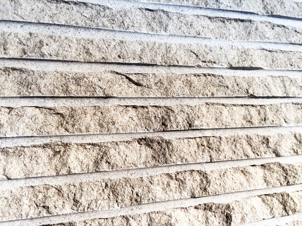 Mur en pierre beige &agrave; texture rugueuse