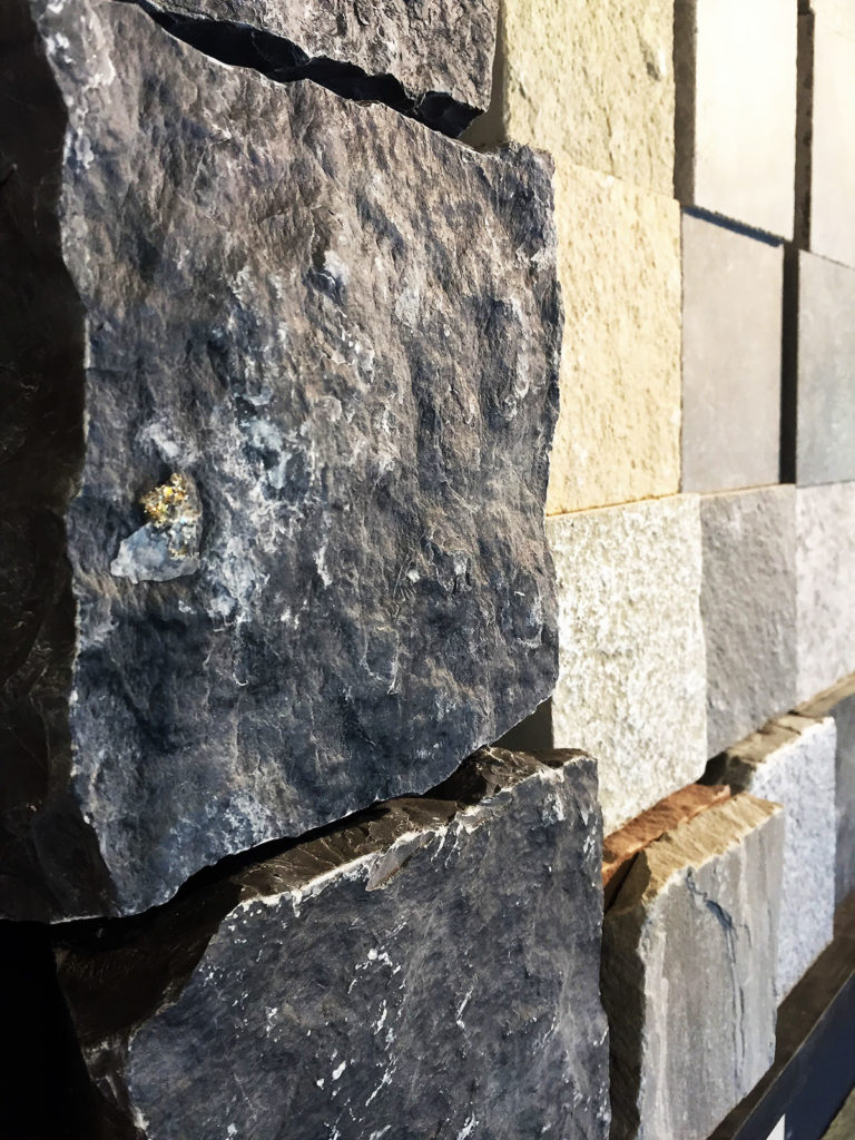 Mur d&eacute;coratif en pierres naturelles taill&eacute;es