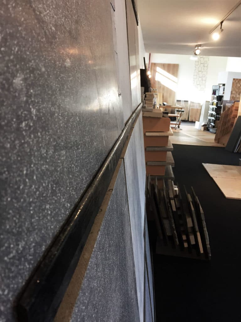 Exposition de panneaux et rev&ecirc;tements muraux en magasin.