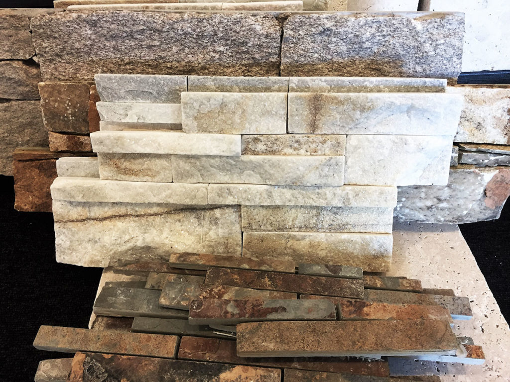 Empilement de pierres naturelles d&eacute;coratives