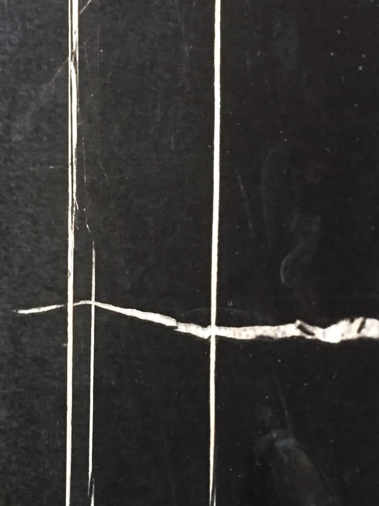 Marbre noir avec fines veines blanches