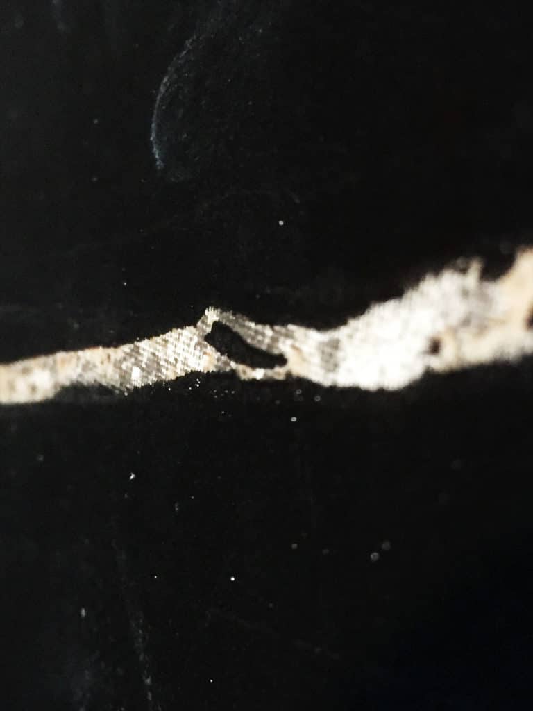 Fissure claire sur surface noire textur&eacute;e