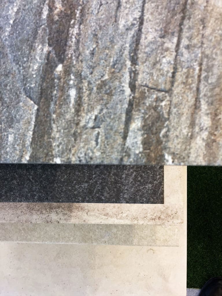 &Eacute;chantillons de dalles en pierre naturelle superpos&eacute;es