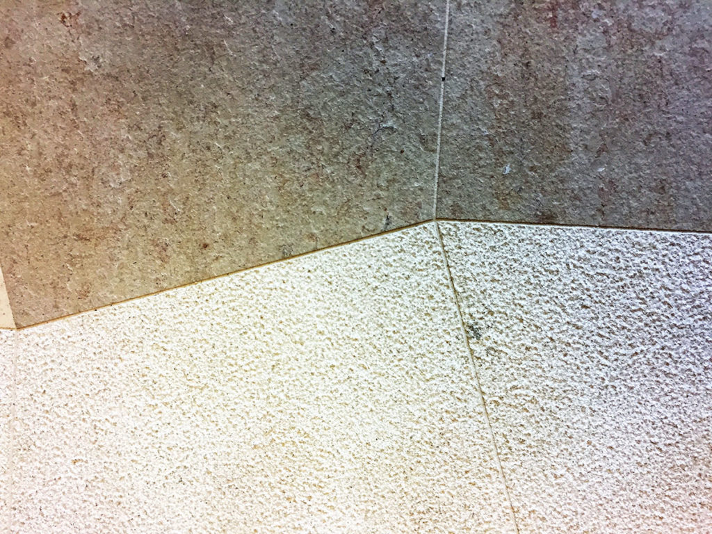 Mur en pierre beige &agrave; textures vari&eacute;es