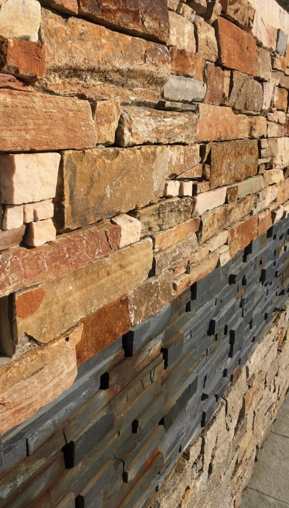 Mur en pierres naturelles de diff&eacute;rentes couleurs