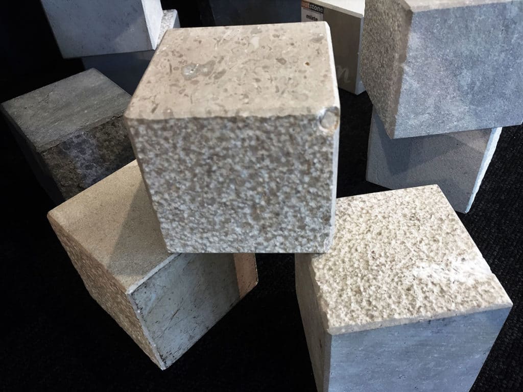 Blocs cubiques en pierre naturelle grise et beige