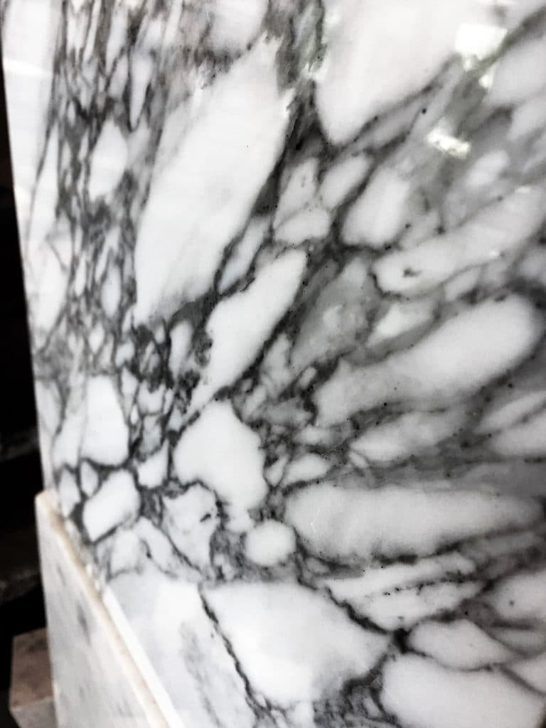 Plaque de marbre blanc vein&eacute;e de gris