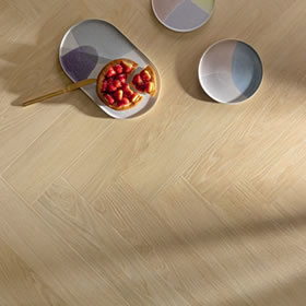 Bol de fraises sur parquet clair